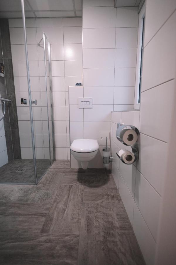 Claußnitz Gasthof Und Hotel Roter Hirsch מראה חיצוני תמונה