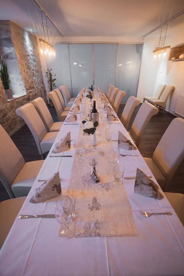Claußnitz Gasthof Und Hotel Roter Hirsch מראה חיצוני תמונה