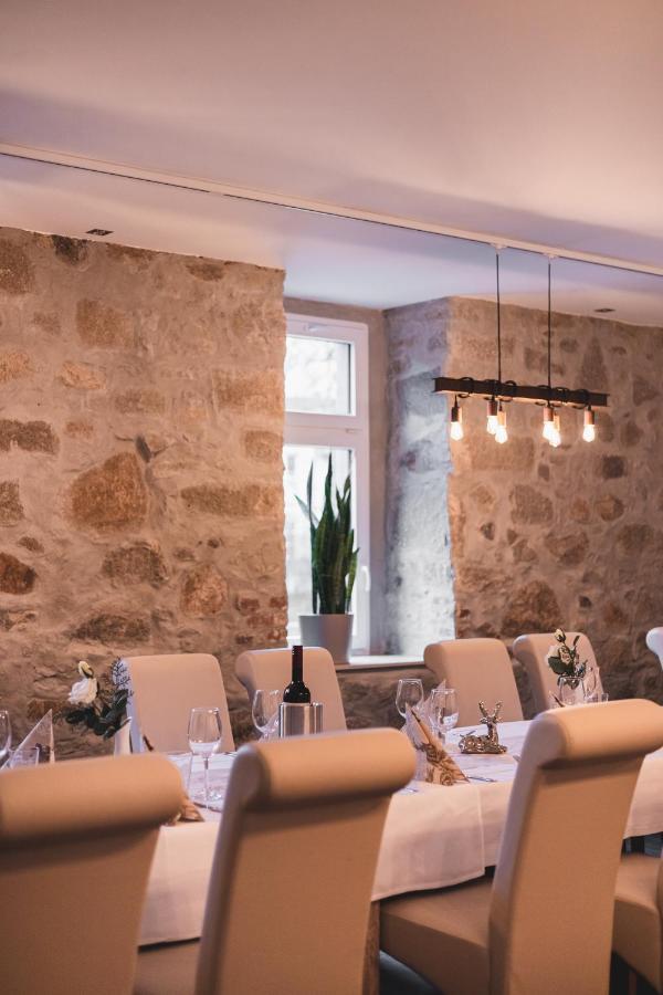 Claußnitz Gasthof Und Hotel Roter Hirsch מראה חיצוני תמונה